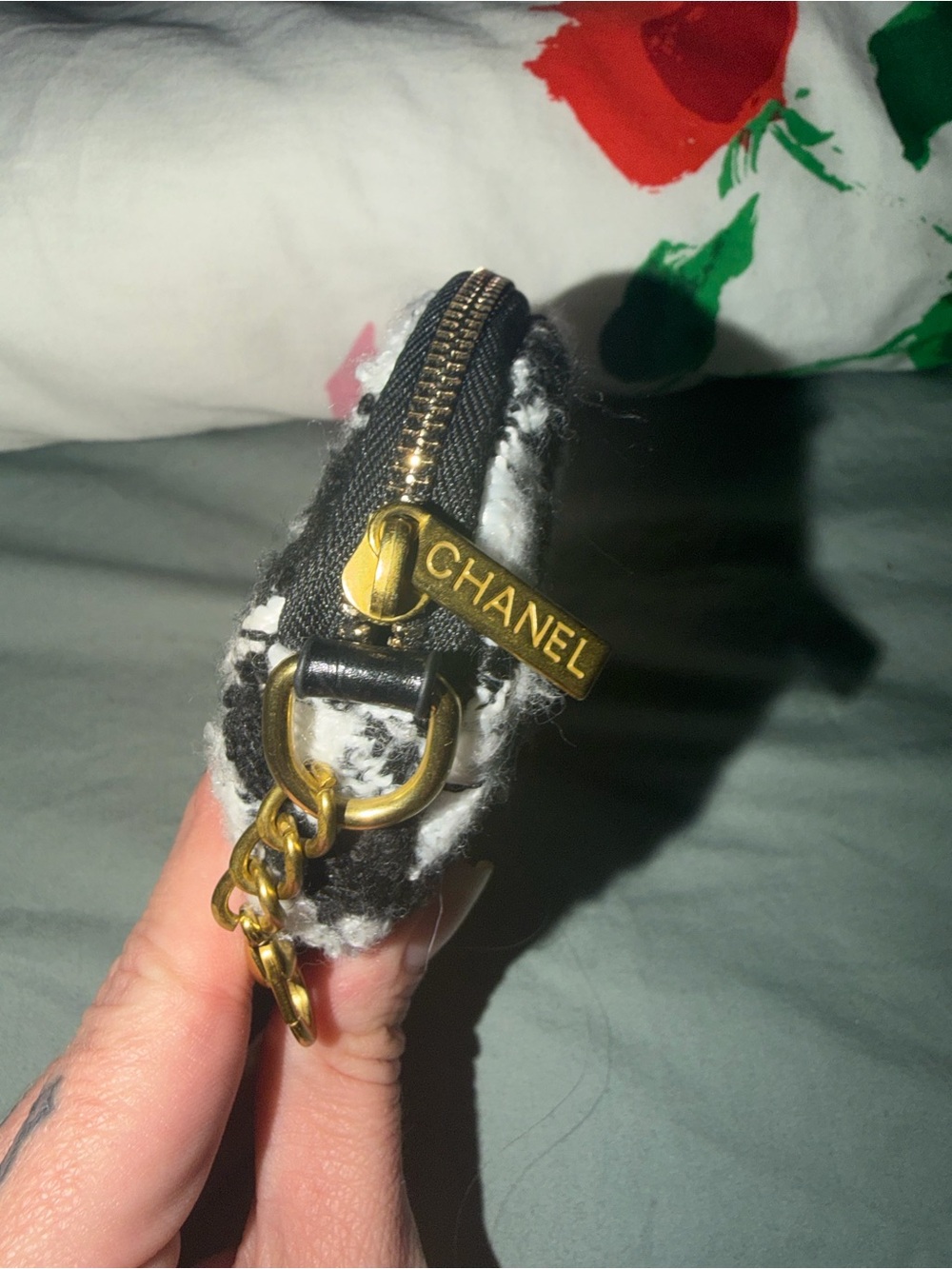 CHANEL Black & White Houndstooth Quilted Coin Pouch with Gold CC - Picture 3 of 6